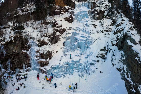 Gruppe beim Eisklettern an einem gefrorenen Wasserfall im Sellrain Gruppe beim Eisklettern an einem gefrorenen Wasserfall im Sellrain